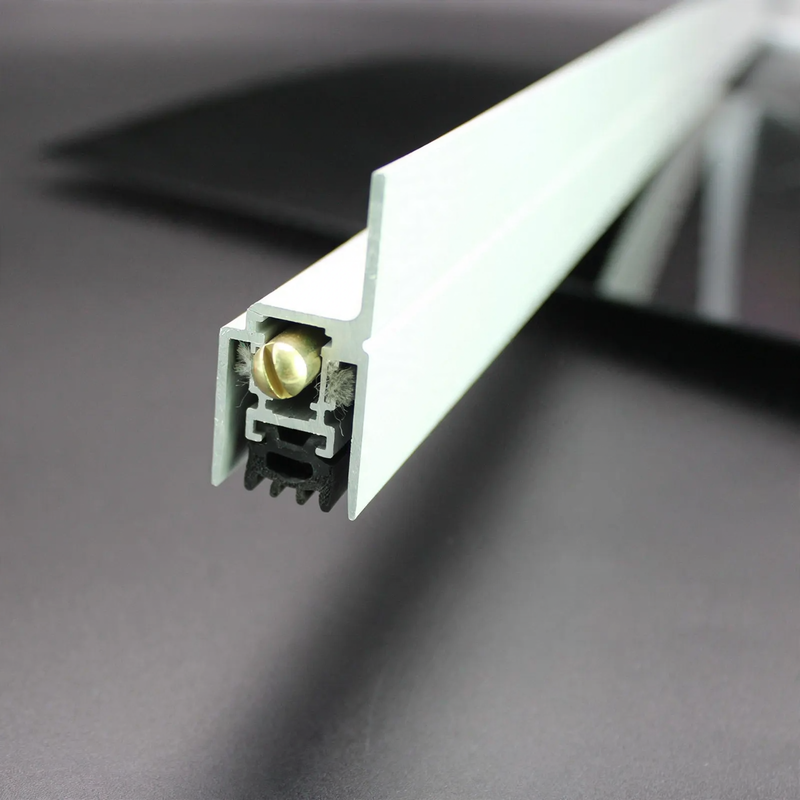 Automatic door seal for sound insulation