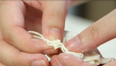 Làm bánh xếp: Cho vỏ bánh xếp lên tay, múc khoảng 1 muỗng cà phê nhân vào chính giữa lá bánh xếp. Chấm nước vào 4 góc mép và dán mép bánh lại. Dùng tay kéo và dán để tạo hình nữa là hoàn tất. Cho dầu ăn vào chảo, đợi nóng cho hoành thánh trong nồi, chiên khoảng 3 phút khi hoành thánh chuyển màu nâu vàng là được.