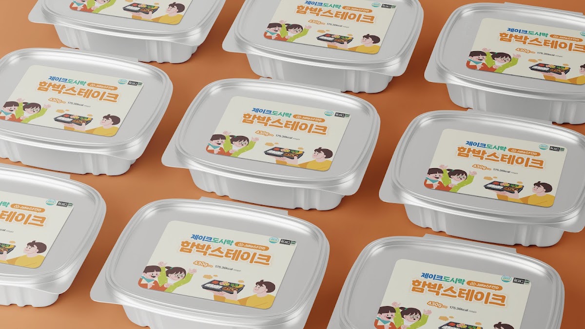 물류센터에서 정기 인쇄한 운송장 라벨을 부착 후 색상과 정보 배치를 검수하는 모습, 동일한 레이아웃을 유지한 대량 인쇄물 배열, 퍼스트디자인 인천지사가 디자인부터 인쇄까지 진행