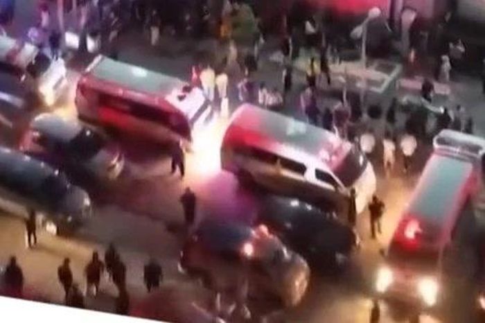 Cận cảnh vụ va tàu đường sắt thảm khốc tại Jakarta khiến 14 người thiệt mạng - Báo VietnamPlus