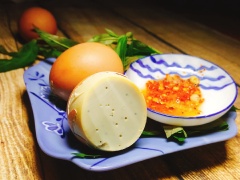 Trứng chín, cho trứng lên vỉ nướng đến khi trứng có mùi thơm là hoàn thành. Bước này có thể nướng lâu hay nhanh đều được. Vì trứng đã đuộc hấp chín rồi. Nếu bạn không muốn nướng thì có thể ăn ngay khi hấp xong vẫn ngon nhé. Dọn trứng kèm chén muối tiêu kèm tắc, và đừng quên một ít rau răm cho món ăn hấp dẫn hơn nhé. Chúc bạn thành công.