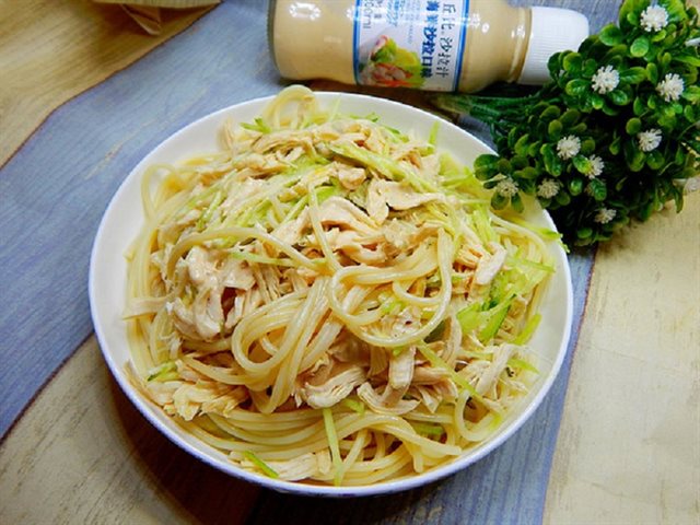 Spaghetti Trộn Gà Và Dưa Leo