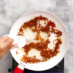Cho 1 muỗng canh tỏi băm, 1 muỗng canh ớt băm vào chảo và phi thơm, vặn lửa nhỏ cho tiếp 2 muỗng canh muối tôm, 1,5 muỗng canh đường, 100ml nươc lọc, đảo đều hỗn hợp tới khi thấy hơi sệt.
