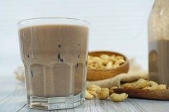 Từng dòng sữa sánh mịn thơm mùi cacao, thêm vị bùi béo của hạt điều, ngọt thanh của đường phèn thật hấp dẫn. Vừa an toàn hợp vệ sinh, vừa cung cấp dưỡng chất cho cả gia đình, bắt tay làm ngay thôi các mẹ ơi!
