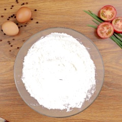 Nhào bột: Trong một chiếc tô lớn, trộn đều 200g bột bắp và 140g bột khoai tây với nhau. Sau đó thêm từ từ nước sôi vào tô bột, vừa thêm nước vừa dùng đũa trộn đều cho đến khi bột quyện vào với nhau. Dùng tay nhồi bột thành một khối. Bọc kín bột và để nghỉ khoảng 10 phút.