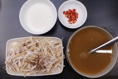 Mực nướng sơ qua, xé sợi nhỏ.