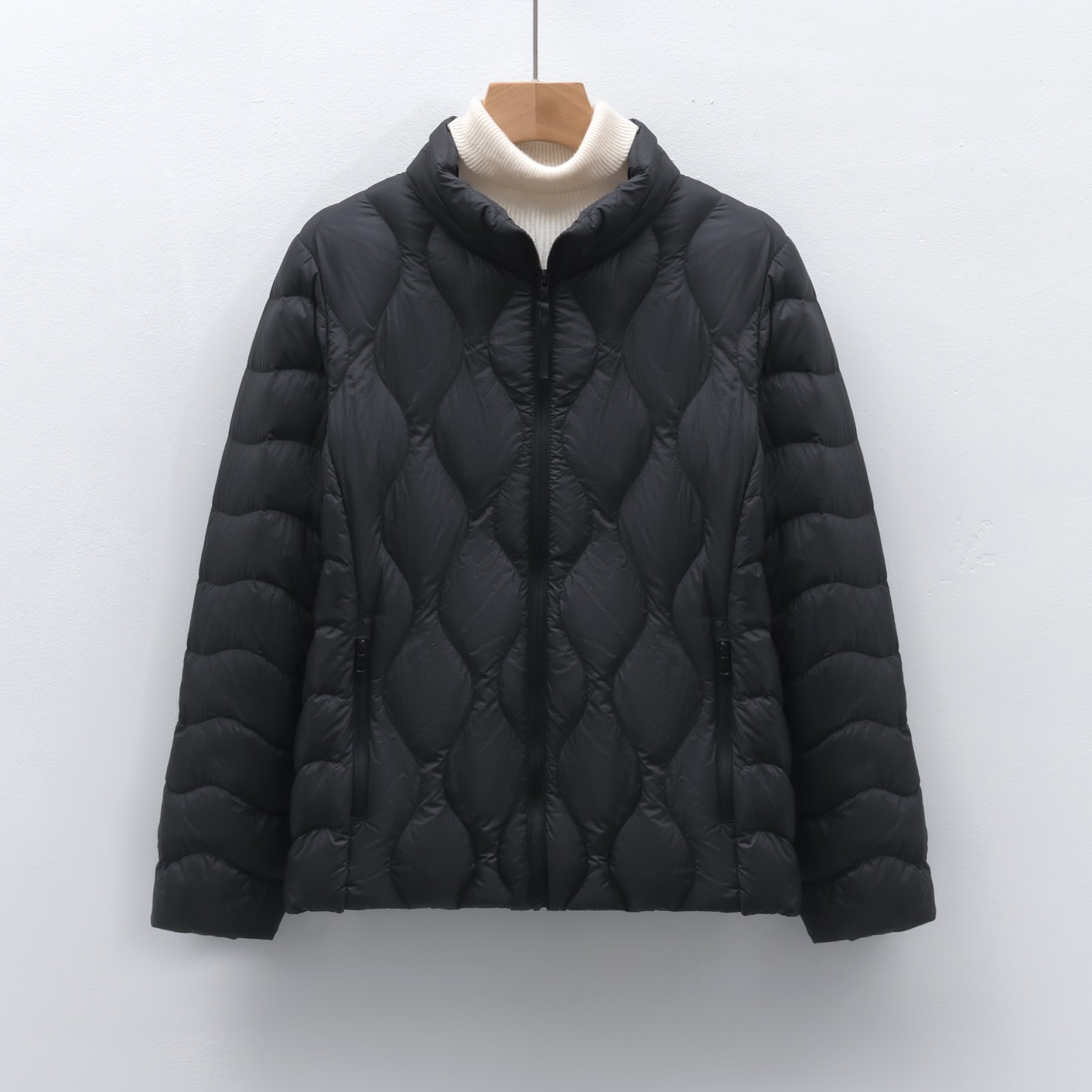 Lightweight women's down jacket with stand-up collar and wave pattern