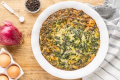 Cẩn thận rót hỗn hợp vừa trộn vào trong đĩa nướng. Nướng bánh quiche trong khoảng 30 phút rồi bỏ ra khỏi lò, thưởng thức ngay khi còn nóng.