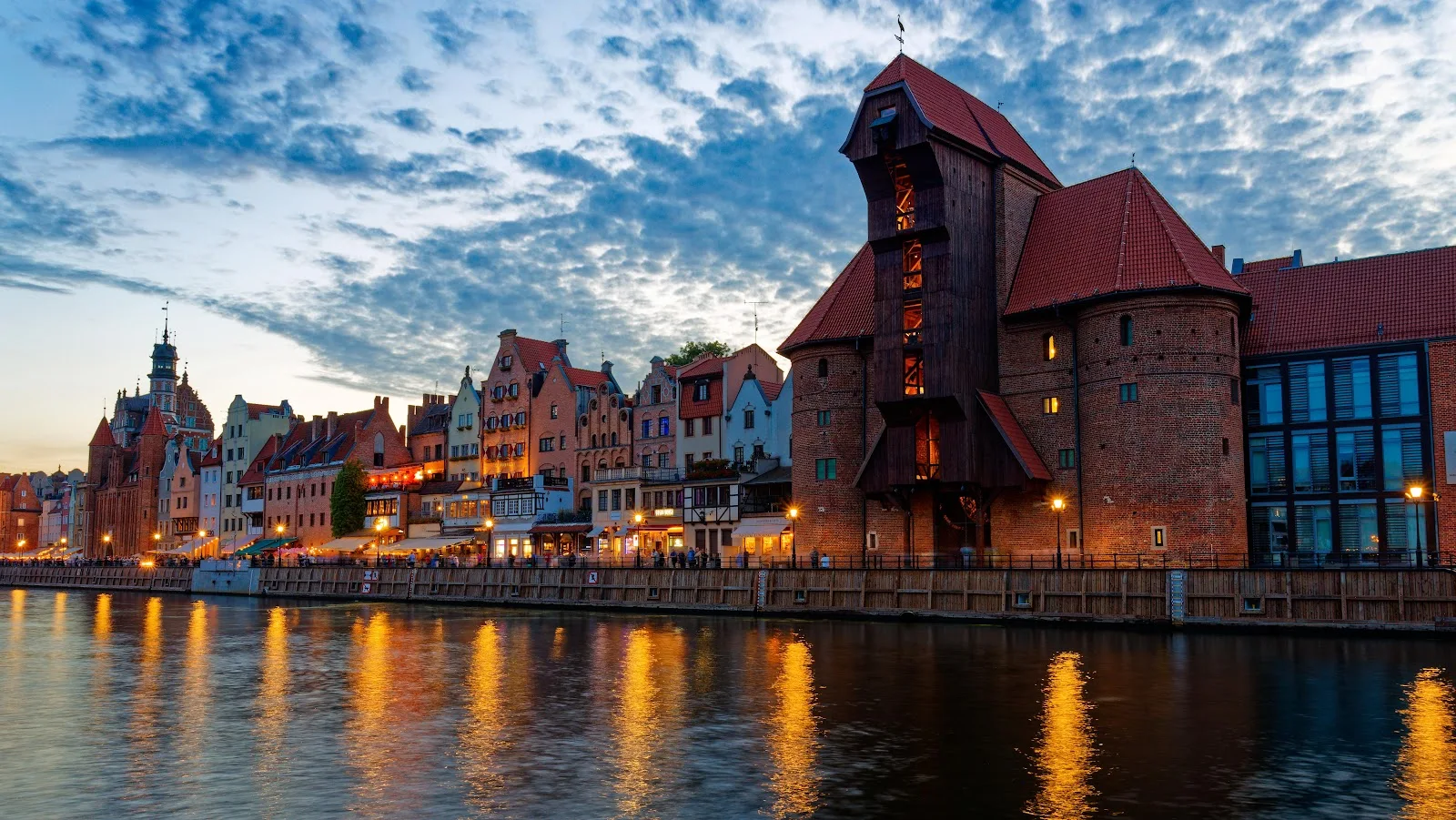 The Historic Gdańsk Crane - Architectural Photography 5K Wallpaper (6144x3458)
