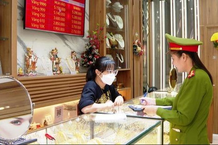 Cảnh báo an ninh từ các vụ cướp tiệm vàng - Đài Phát thanh và truyền hình Hà Nội