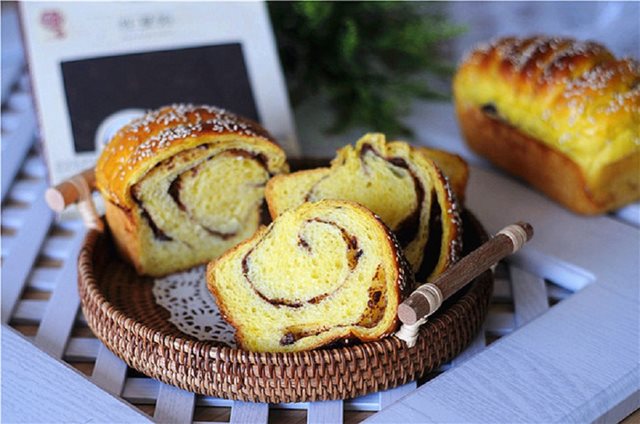 Bánh Mì Bí Đỏ Nhân Đậu