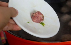 Nấu sôi khoảng 1 lít nước. Thả các viên thịt băm vào.