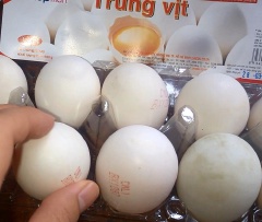 Trứng vịt mua về rửa sạch, dùng miếng rửa chén mặt nhám chà cho sạch lớp vỏ trứng, để ráo và cho vào hủ nhựa với 80ml rượu trắng. Xoay nhẹ hủ để rượu áo đều trứng vịt. Để trứng ngâm với rượu trong 30 phút.