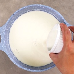 Tắt bếp, khuấy đều để hỗn hợp sữa nguội còn 40-44 độ C, cho 1 hộp sữa chua vào, khuấy đều. Không cho sữa chua vào khi hỗn hợp còn nóng trên 44 độ C sẽ làm men trong sữa chua chết.