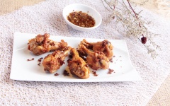 Pha nước chấm ăn kèm: 1 muỗng cà phê đường, 2 muỗng cà phê nước mắm. Cho phần sả ớt băm còn lại vào chiên giòn chín rồi cho vào chén nước chấm. Là món mặn ăn với cơm ngon bá cháy!