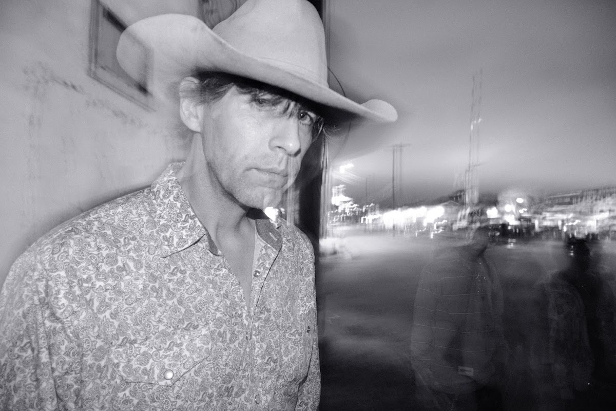 @tlau.photos_thelostandunfounds_2026-03-14_austin_last_night_noir_052