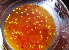 Pha nước mắm: Hòa tan 2 muỗng canh nước mắm, 1 muỗng canh nước cốt chanh, 1 muỗng cà phê đường trắng, ớt cắt nhỏ trong chén, khuấy đều.