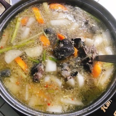 Khi nước dùng đã đạt được hương vị mong muốn thì bạn cho gá ác vào nồi, tiếp tục nấu sôi để thịt gà chín mềm. Có thể nêm nếm lại gia vị nếu như nước dùng bị lạc nha. Kiểm tra thấy thịt gà đã chín thì cho hành là xắt nhỏ vào, rắc thêm chút tiêu để tăng hương vị là có thể tắt bếp rồi nha.