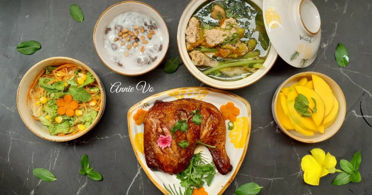 Cơm nhà có món gà và có nhiều hoa