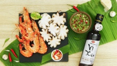 Xốt chấm này cách làm đơn giản là thế nhưng hương vị thì khó mà chê được, chua ngọt cay the làm dậy vị các món hải sản lên rất nhiều. Bạn có thể pha sẵn nước sốt này và bảo quản trong ngăn mát tủ lạnh được khoảng 3 tuần đến 1 tháng để dành chấm các loại hải sản cho gia đình thưởng thức nhé!