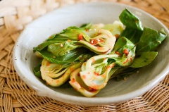 Cải thìa rửa sạch, không tách lá và chẻ làm đôi hoặc làm tư, để ráo nước. Xếp cải thìa lên dĩa, rưới sốt đã chuẩn bị trước cải, rắc thêm chút mè rang và thưởng thức.