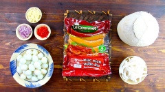 Chuẩn bị các nguyên liệu: 250gr xúc xích cắt mỗi cây ra làm 6 khúc; 150gr cùi dừa cắt miếng; 30 trứng cút luộc chín bóc vỏ; hành tím, tỏi, ớt băm nhuyễn.