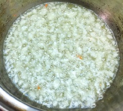 Mực sau khi xé sợi nhỏ, ướp với 1 muỗng canh rượu trắng, 1 muỗng canh dầu ăn, gừng và 1/2 muỗng canh đường để khoảng 15-20 phút cho mực thấm gia vị. Đặt nồi lên bếp, khi dầu nóng già cho chỗ tỏi bằm ở trên vào phi thơm. Tỏi vàng đều, nhanh tay vớt riêng ra đĩa. Sau đó cho mực đã ướp gia vị ở trên vào chiên vàng, vớt ra đĩa có lót giấy thấm dầu để loại bỏ bớt dầu.