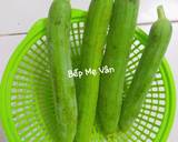 Mướp rửa sạch,gọt vỏ rồi cắt miếng vừa ăn.