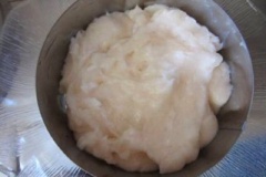Cho chả đã xay vào khuôn bánh, hấp khoảng 10 phút. Sau đó, lấy bánh ra, quết lòng đỏ trứng gà vào, hấp thêm khoảng 3-5 phút nữa là được.