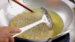 Đặt chảo dầu lên bếp đợi dầu nóng già, rải cá trê băm đều trên mặt dầu, cá vừa nổi lên nhanh tay dùng vợt gom lại lại thành hình tròn để cá kết đều, dùng vợt ấn cá xuống ngập dầu cho cá vàng đều, mặt cá vừa cứng dùng đũa bếp dài tạo hình giữ 1 lúc cho cá cứng hẳn, để ra giấy thấm dầu. (các bước thực hiện cần nhanh tay cá mới có thể kết thành mảng đều và đẹp. Không chiên quá nhiều dầu đợi dầu thật nóng mới cho cá vào)