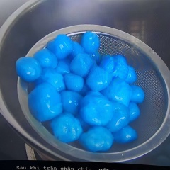 Dùng 12 gram bột rau câu giòn và 12 gram bột rau câu dẻo trộn với đường. Đun với khoảng 2 lít nước sôi cho đến khi đường tan và để cho bớt nóng nhé.