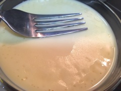 Hấp bánh flan khoảng 40 phút, kiểm tra mặt bánh xem có ổn không bạn nhé. Thấy bánh khô ráo thì dùng tay ấn để cảm nhận độ bánh chín, khi chín bánh sẽ rắn chắc hẳn và không còn cảm giác mềm khi ấn vào. Nhấc bánh ra khỏi nồi hấp, chờ cho bánh flan nguội bớt thì cất vào tủ lạnh để dành ăn dần nha.