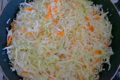Làm nóng 2 muỗng canh dầu ăn, cho bắp cải, cà rốt, giá đỗ, nấm rơm, ớt chuông, 1 muỗng cà phê hạt nêm chay, 1/2 muỗng cà phê muối vào, đảo đều 1 phút.