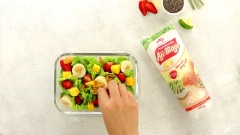 Trộn salad: cho xà lách, nho khô, xoài cùng dâu tây và chuối vào tô trộn salad, cho hết lượng xốt vào trộn đều. Cuối cùng, trang trí Xốt Mayonnaise Aji-Mayo® lên trên.