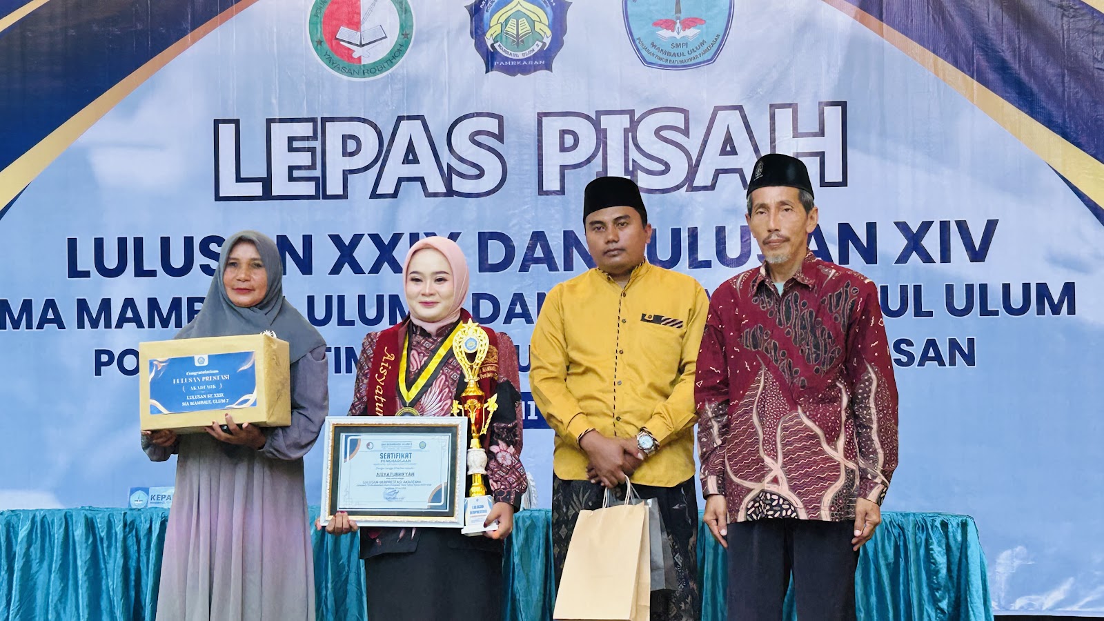 Pemberian penghargaan kepada siswi berprestasi 