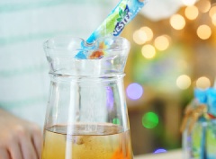 Hòa tan 4 gói trà Nestea với 480ml nước. Sau đó, rót nước ra ra 2/3 ly, thêm đá viên trái cây vào, khuấy đều cho lạnh là có thể dùng.