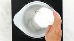 Nấu 700ml nước lọc và 300gr đường cát cho tan, sau đó cho 300gr gelatine ngâm nở vào khuấy tan. Sau đó ta xếp một lớp trái cây vào và đổ một lớp thạch vào, cho đến khi đầy khuôn. Tiêp theo bạn nên để bánh trong tủ lạnh từ 4-6 giờ để bánh có thời gian đông lại. Sau đó hãy lấy bánh ra và gỡ khuôn.