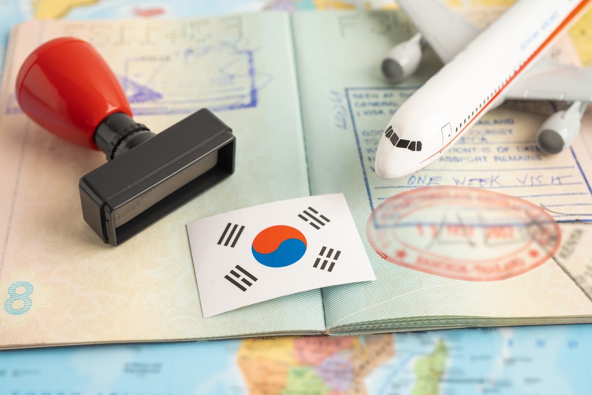 한국에서 중국 취업비자 접수를 준비하며 펼쳐 둔 여권과 태극기, 출입국 도장