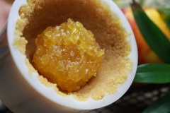 Cho một lớp vỏ bánh cookies vào khuôn nhấn (bằng mặt), thêm nhân táo rồi lấp đầy thêm một lớp vỏ bánh cookies nữa.