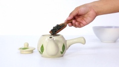 Tráng ấm trà qua nước nóng, đong vào ấm 7gr trà xanh, chế nước nóng lần 1 ngập trà để 5 giây, sau đó đổ nước ra chế vào 250ml nước nóng khác, hãm trà 2-3 phút. Chuẩn bị 500ml nước đun sôi để nguội hoặc nước khoáng, đổ trà vừa pha vào rồi khuấy đều. Bạn có thể thêm đá vào nếu uống liền, còn không cho vào tủ lạnh giữ lạnh đến khi dùng.