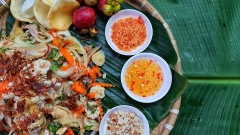 Gỏi gà măng cụt ăn kèm với bánh tráng phồng tôm, chấm muối ớt giả... rất ngon và đậm đà.