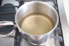 Để nấu canh Miso, trước tiên ta cần nấu nước dùng Dashi: đun sôi nước, thả tảo bẹ vào đun sôi, sau đó vớt xác tảo bẹ ra, bạn thả các bào vào đun sôi thêm 1 phút nữa, cuối cùng lược bỏ hết xác qua rây là xong.