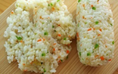 Vo hỗn hợp cơm thành nắm, cho xúc xích heo vào giữa, nắm lại như hình bên.