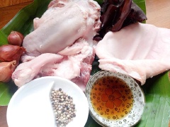 Tai, lưỡi heo, mũi heo đem rửa thật sạch với muối, cạo hết lông. Sau đó đun một nồi nước sôi chần qua làm sạch lần nữa và khử mùi hôi, rửa lại lần nữa bằng nước lọc rồi để ráo. Thái mỏng từng miếng. Nấm mèo ngâm nước ấm khoảng 5-10 phút cho nở sau đó rửa sạch, cắt bỏ chân và thái mỏng.