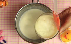 Tiếp tục đổ kem tươi và váng sữa vào nồi, khuấy đều cho mọi thứ hòa quyện với nhau.