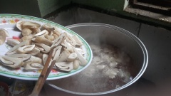 Sau khi nước sôi, cho tiếp cà chua, nấm rơm vào khoảng 5 phút. Sau đó cho bánh canh vào và đợi cho đến khi thấy các sợi bánh canh trong là chín.