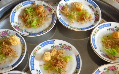 Khi phần bánh bèo chín, lấy ra. Thêm hành boa rô, ruốc nấm, bánh mì sandwich lên trên là xong. Bạn có thể ăn kèm nước tương hòa tan đường nếu thích nhé!