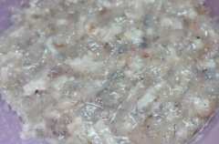 Cho tôm băm, lòng trắng 2 trứng gà, mỡ heo, 1 muỗng canh bột năng, 1 muỗng canh hạt nêm và 1 muỗng cà phê tiêu vào tô, trộn đều rồi để 15-20 phút cho tôm thấm gia vị.