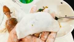 Lấy 1 ít bột ra vo tròn rồi cán mỏng cho nhân vào bánh gấp lại, cuộn thành hình bông hoa.