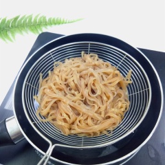 Bắc một nồi nước sôi, cho phở gạo lứt vào trụng 3 phút để phở vừa mềm thì vớt ra để ráo.